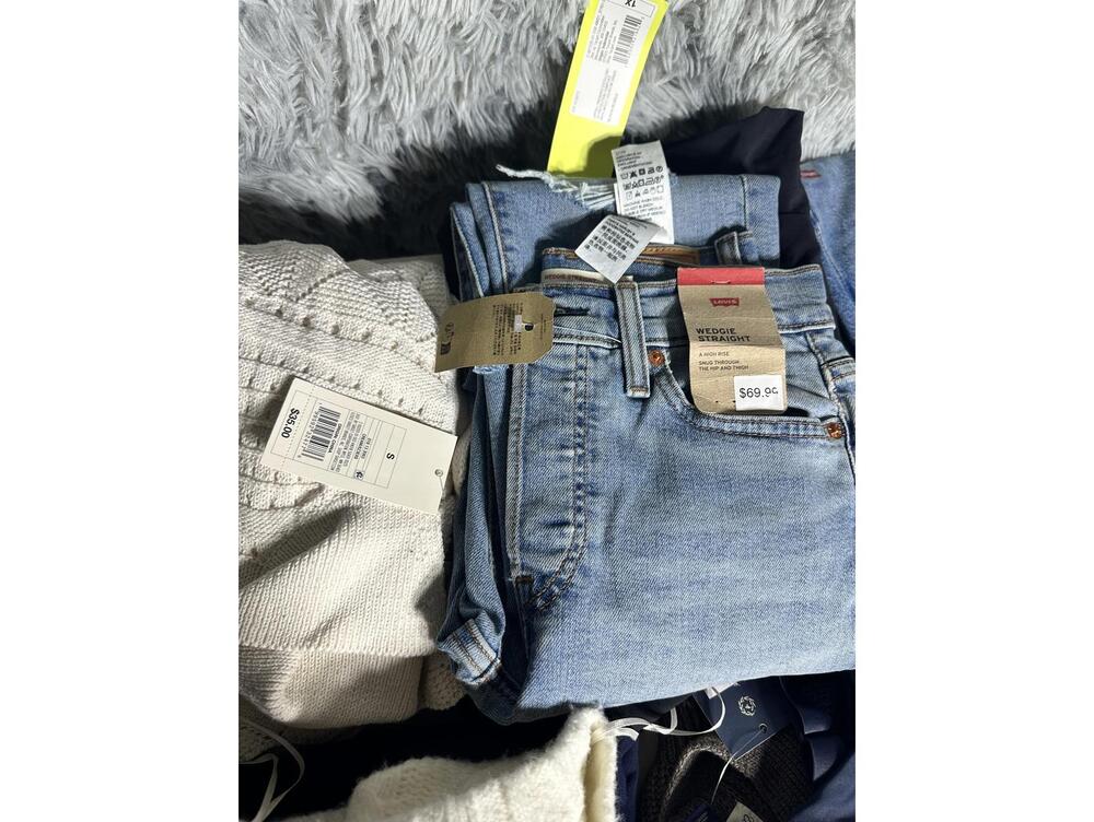 20 Pc Women’s Clothing Lot NWT Target Sizes S-XL Sweaters Jeans Boutique Resell - Picture 6 of 8